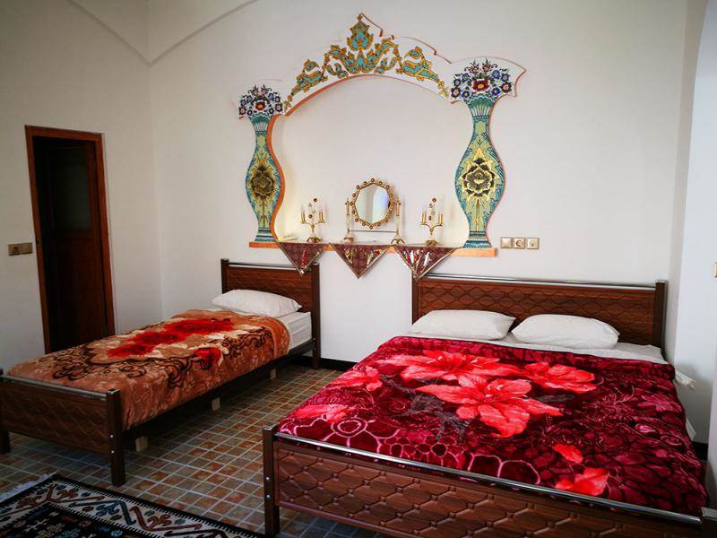 اتاق سه تخته اقامتگاه سنتی آمیرزا کاشان